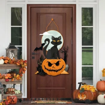 Dekor për derë Halloween me figurën e një maceje të zezë mbi kungull, kështjellë dhe pemë dekorative.