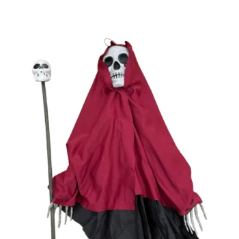 Figurë demoni për Halloween me kapuç të kuq, fytyrë skeletike, duar plastike dhe veshje të zezë me shirita të gjatë.