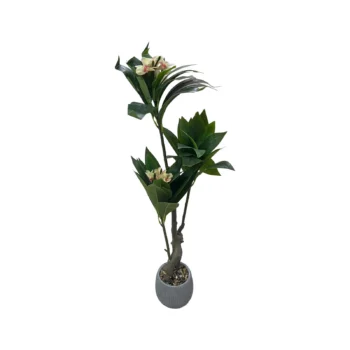 Pamje nga afër e luleve artificiale Plumeria në ngjyrë krem me qendër rozë, të rrethuara nga gjethe të dendura jeshile.