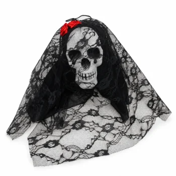 Kafkë Halloween me sy të errët, vello të zezë me motive dantelle dhe lule dekorative të kuqe.