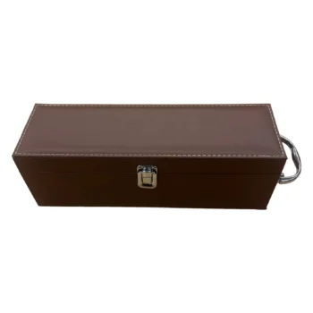 Kuti vere prej lëkure PU në ngjyrë kafe, me përmasa 35 x 11 x 11.5 cm, dorezë metalike dhe mbyllje me kapëse.