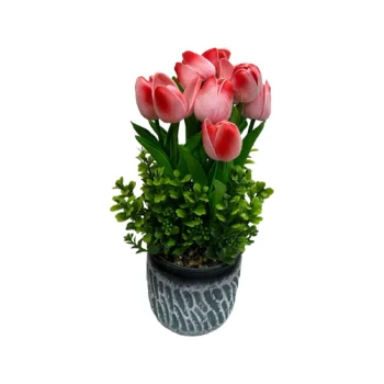 Lule artificiale Tulipan dhe Trëndafil me ngjyra të ndryshme, të vendosura në vazo qeramike.
