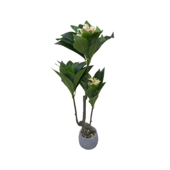 Lule artificiale Plumeria me gjethe jeshile, lule krem me nuanca rozë dhe vazo qeramike gri, me lartësi 113 cm.