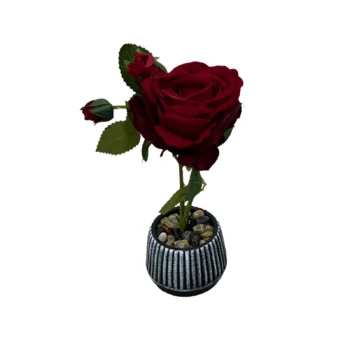 Trëndafil artificial dekorativ 31 cm i lartë, i vendosur në vazo qeramike me gurë dekorativë.
