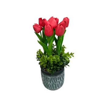 Lule tulipani artificiale me petale të mbledhura, kërcell të gjelbër dhe vazo qeramike dekorative.
