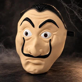 Maskë Salvador Dali për festa Halloween, me tipare të theksuara të fytyrës dhe mustaqe karakteristike, e vendosur në sfond të errët dekorativ.