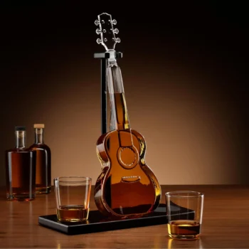Mbajtëse dekorative për shishe alkooli me strukturë transparente dhe dizajn në formë kitare.