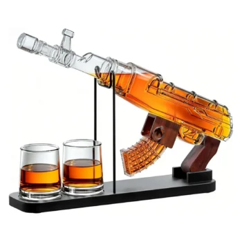 Mbajtëse për pije alkoolike prej xhami transparent me dizajn në formën e një arme AK-47 dhe dy gota.