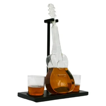 Komplet mbajtëse alkooli në formë kitare që përfshin dy gota për shërbimin e pijeve.