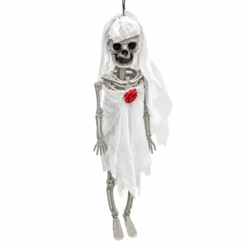 Nuse fantazmë dekorative me varje për Halloween, me strukturë skeleti prej plastike, veshje të bardhë dhe lidhëse të zezë në pjesën e sipërme.