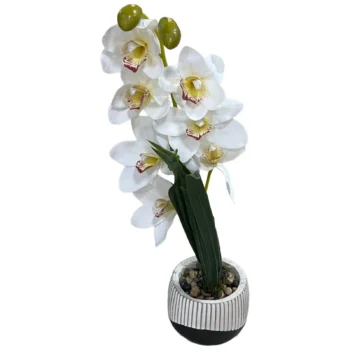Orkide artificiale e bardhë me vazo qeramike, me lartësi totale 54 cm dhe gjerësi 15 cm.