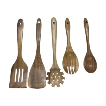 Set aksesorësh gatimi prej druri me dy spatula, lugë për makarona, lugë servirjeje me hapësira dhe lugë të thellë.