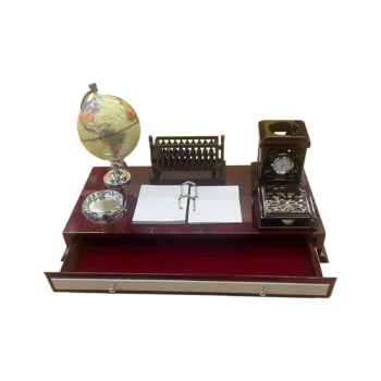 Set dekorativ për tavolinë zyre me përmasa 43 x 23 x 21 cm, glob tokësor, orë analoge dhe mbajtëse shënimesh me unaza metalike.