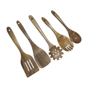 Set lugësh dhe spatulash prej druri me doreza të gjata dhe vrima për varje, me gjatësi nga 26 deri në 32.5 cm.