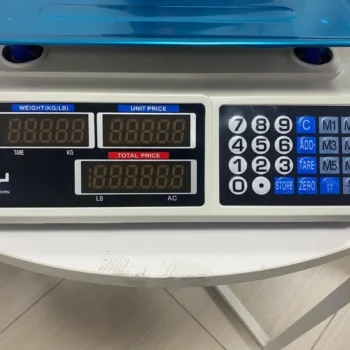 Platforma e peshorës elektronike R.10040 me përmasa 34 × 24.5 cm për vendosjen e produkteve.