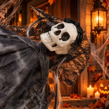 Pamje nga afër e skeletit dekorativ Halloween me kafkë të bardhë, mbulesë dantelle të zezë dhe detaje lulesh në kokë.