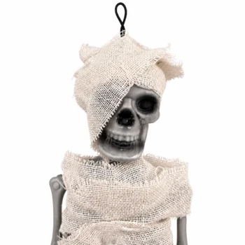 Skelet Halloween me kafkë gri, zgavra të errëta të syve dhe fasha dekorative të bardha që i japin pamjen e një mumieje.