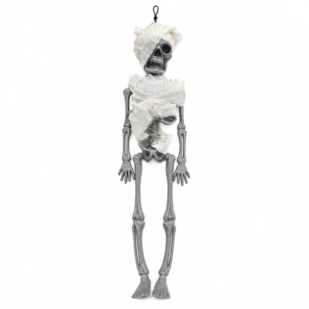 Skelet mumie dekorativ për Halloween, prej plastike gri, me fasha të bardha të mbështjella rreth kokës dhe trupit.