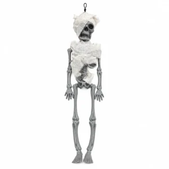 Skelet mumie dekorativ për Halloween, prej plastike gri, me fasha të bardha të mbështjella rreth kokës dhe trupit.