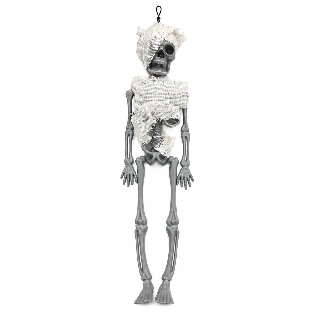 Skelet mumie dekorativ për Halloween, prej plastike gri, me fasha të bardha të mbështjella rreth kokës dhe trupit.