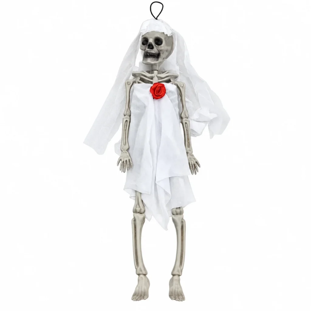 Skelet nuseje dekorativ për Halloween, me fustan dhe vello të bardhë, trëndafil të kuq dhe lidhëse për varje.