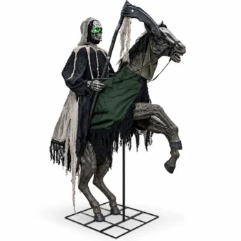 Statujë e animuar për Halloween me Kalorësin e Vdekjes mbi kalë, me sy të ndriçuar në ngjyrë të gjelbër dhe kosë dekorative.