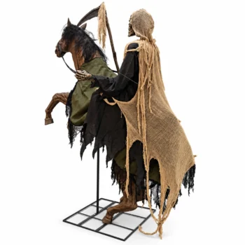 Figurë dekorative Halloween me kalorës skelet mbi kalë, mantel të grisur, kosë të gjatë dhe bazament mbështetës.