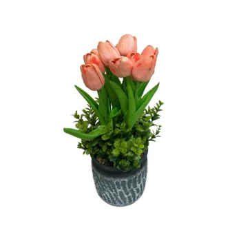 Tulipanë artificialë me lule të shumta, gjethe jeshile dhe vazo qeramike me motive të çelëta.