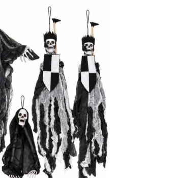 Ushtarë skeletë dekorativë për Halloween, me kurora të zeza, mburoja bardhezi, shtiza dhe veshje prej pëlhure të grisur.