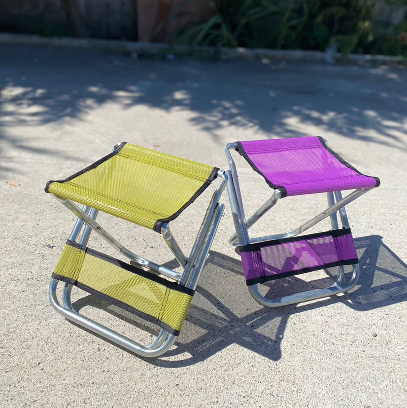 Karrige e vogel me palosje jeshile dhe roze